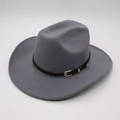 Dettaglio cappello cowboy in feltro grigio con cuciture fini e cinturino in pelle marrone - Taglia unica / Grigio chiaro