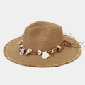 Dettaglio del cappello di paglia con decorazione in conchiglie e bordo sfrangiato - Taglia unica / Cachi