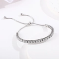 Detalle de una pulsera tennis ajustable en plata con circonitas y cierre deslizante cómodo - Circón Blanco Plateado (B0101)