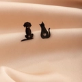 Detalle de pendientes asimétricos negros de perro y gato con recortes de corazón sobre seda - Estilo Hueco Asimétrico de Gato y Perro (788) / Negro