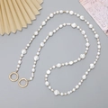 Baroque pearl phone strap with golden beads and round metal spring ring clasps - Crossbody Chain / White Artificial Pearl (K2846)