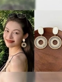 Details von böhmischen Harz-Muschel-Netz-Ohrringen an Modell und auf Holztablett gezeigt - Böhmische gewebte Ring-Ohrhänger / Silbernadel-Weiß