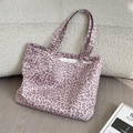 Detailansicht der lila Tragetasche mit Leopardenmuster, Stoffstruktur und Griffen - Rosa