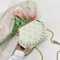 Dettaglio borsa vintage con trama verde menta, manico di perle e chiusura dorata - Motivo Diagonale / Verde