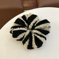 Dettaglio dell'elastico per capelli a righe bianche e nere in maglia di lana soffice su bianco - Scrunchie / Righe Nere