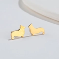 Simpatici orecchini a perno a forma di bassotto in acciaio inox dorato con finitura - Corgi / Oro