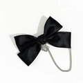 Dettaglio fiocco in raso nero con ciondolo a cuore e corona d'argento e catenina - 7# Satin Nero con Corona a Cuore e Catena Sottile