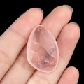 Natürlicher Anhänger aus rosa Rosenquarz in Wassertropfenform mit facettiertem Schliff - Rosenquarz