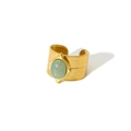 Detailaufnahme des vergoldeten Vintage-Rings mit ovalem grünem Naturstein und Textur - Aventurin-Optik Eingelegt (TR4070-GN)