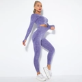 Details des lila nahtlosen Yoga-Sets mit Daumenlöchern und gewaschener Textur - Gewaschenes Lila