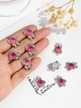 Vue détaillée du pendentif nœud en alliage avec gemme irisée tenu pour l'échelle - Violet