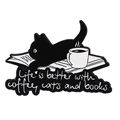 Broche de esmalte de gato negro con café y libros con el texto Life is better with coffee - Estilo Gato Negro Café Libro (XZ6548)