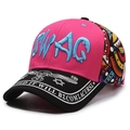 Gorra de béisbol rosa con bordado SWAG azul y visera negra con estampados gráficos - Ajustable / Rojo rosa con letras azul claro