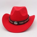 Detailansicht eines roten Cowboyhuts mit silbernen Nieten und Ethno-Metallverzierung - Einheitsgröße / Rot