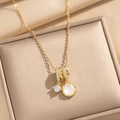 Collier élégant en or avec pierre d'opale blanche et zircon sur boîte à bijoux - Doré