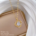 Vista detallada del collar corazón con dimensiones y peso indicados en la tarjeta - Estilo de Doble Corazón Dorado (H530)
