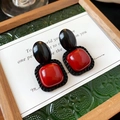 Orecchini a cerchio stile palazzo francese con resina ovale nera e quadrata rossa - Nero-Rosso