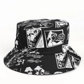 Detailansicht eines Fischerhuts aus Segeltuch mit weißem Comic-Druck im Streetwear-Stil - Schwarz