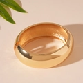 Detailansicht des breiten goldenen Scharnierarmbands mit hochglanzpoliertem Finish - Glänzender Offener Armreif / Gold