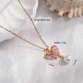 Collana placcata oro con ciondolo a cuore rosa e perla su sfondo di seta bianca - Cuore Rosa (Z378)