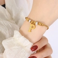 Chique 18K vergulde kralenarmband met zirkonia letter P hanger gedragen aan een vrouwenpols - Gouden Armband - Letter P