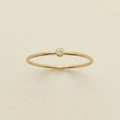 Anello minimalista in oro rosa con pietra portafortuna di dicembre tonda su carta beige - US 7 / Agosto (Zircone Verde Chiaro)