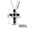 Dettaglio del ciondolo a croce argento con pietre nere ovali e micro-pavé di zirconi - Nero