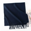 Sciarpa in maglia blu scuro a tinta unita con eleganti nappe su sfondo bianco - Senza Etichetta / Blu navy