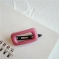 Pince à cheveux rectangulaire rose sur un carnet, accessoire élégant finition mate - Carré Rose