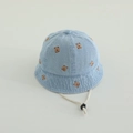 Cappello da pescatore in denim azzurro per neonati con orsetti ricamati e sottogola - Capibara Ricamato-Azzurro