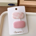 Nahaufnahme von rosa karierten Haarklammern aus Stoff auf einer weißen Displaykarte - 7-Rosa Stil