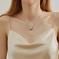 Minimalistische silberne Herzanhänger-Halskette an Model in champagner Seidentop - Kleine Herz-Halskette / Silber