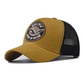 Dettaglio del cappellino trucker giallo zenzero con rete nera e toppa ricamata - Giallo