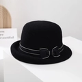 Elegante cappello cloche nero con fiocco e bordo bianco su supporto minimalista - Decorazione con fiocco / Nero