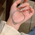 Eleganter silberner Kettenarmband mit minimalistischem ineinandergreifendem Doppelring - S691 Silber