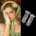 Gants de mariée courts en dentelle blanche avec motifs résille ajourés élégants - Dentelle Courte