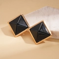 Detalle de pendientes cuadrados geométricos dorados con resina negra sobre mármol - Estilo Cuadrado de Pirámide (Pin de Plata) / Negro