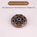 Vue macro du porte-encens lotus en cuivre de 2cm montrant le design à 9 trous - Lotus 9-Trous / Cuivre rouge