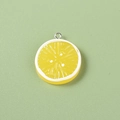 Gros plan d'un pendentif tranche de citron en résine avec anneau pour bijoux DIY - Disque / Jaune