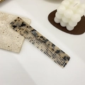 Schicker Schildpatt-Kamm aus Acetat mit breiten Zinken und Aufhängeloch auf ästhetischem Dekor - Helles Leopardenmuster