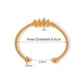 Goldenes 18K vergoldetes Edelstahl-Armreif mit Spiral-Design und offenem Ende - Spiral-Olivenperle-Frühlingsstil (JDBW2311011)
