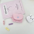Dettaglio della custodia rosa in tela per auricolari con bottone a cuore e stelle per AirPods - Stella Brillante Rosa