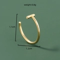 Makroaufnahme goldener U-Nasenring mit Maßen 1,1x1,2 cm und einem Gewicht von 0,8 g - Ring mit Parametermarkierungen / Gold