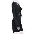 Detailansicht der Raffung und der seitlichen Cut-outs am schwarzen Mini-Kleid - S / Schwarz