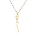 Makro-Detail der goldenen Edelstahl-Halskette mit Blumendesign und Schreibschrift - Blumenstil CS00285 (Gold) (CS00285金色)