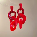 Détail de boucles d'oreilles pendantes en acrylique rouge avec texture marbrée sombre - Tige de boucle d'oreille en argent - Rouge