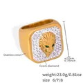 Makro-Detail des Löwenkopf-Rings in 18K vergoldetem Stahl mit funkelnden weißen Diamanten - US 6 / Gold