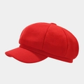 Vista lateral de una gorra octogonal roja de lana con visera de estilo retro chic - M (56-58cm) / Rojo