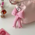 Llavero con lazo de cuadros rosa y blanco colgado en un bolso de estilo coreano - Cuadros Rosas