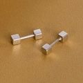 Boucles d'oreilles minimalistes en argent S925 avec cubes et fermoir à vis haltère - Argent 925 / Or Blanc